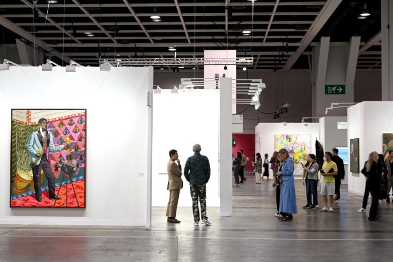 對于藝術(shù)界人士憂慮，疫情后香港能否保持全球三大藝術(shù)品交易中心及亞洲藝術(shù)品交易市場地位的擔(dān)憂，相信2大藝術(shù)展的人流，將能成為香港藝術(shù)界的首支強(qiáng)心針。