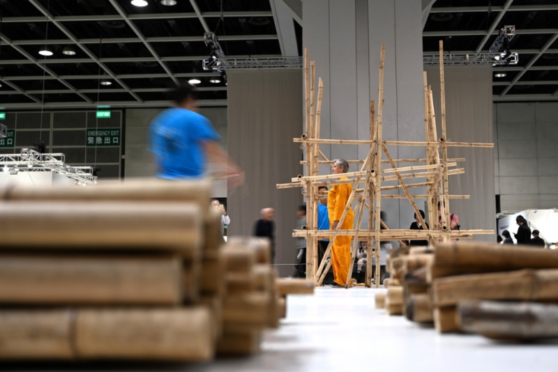 《Art Basel香港2023》Mella Jaarsma在展會期間持續(xù)建造的《The Constructor》（EN8）