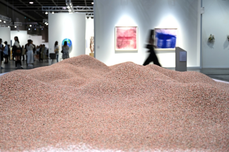 《Art Basel香港2023》Carlos Aires撕碎歐羅紙幣制成的裝置作品《Like Tears In the Rain》（EN10）