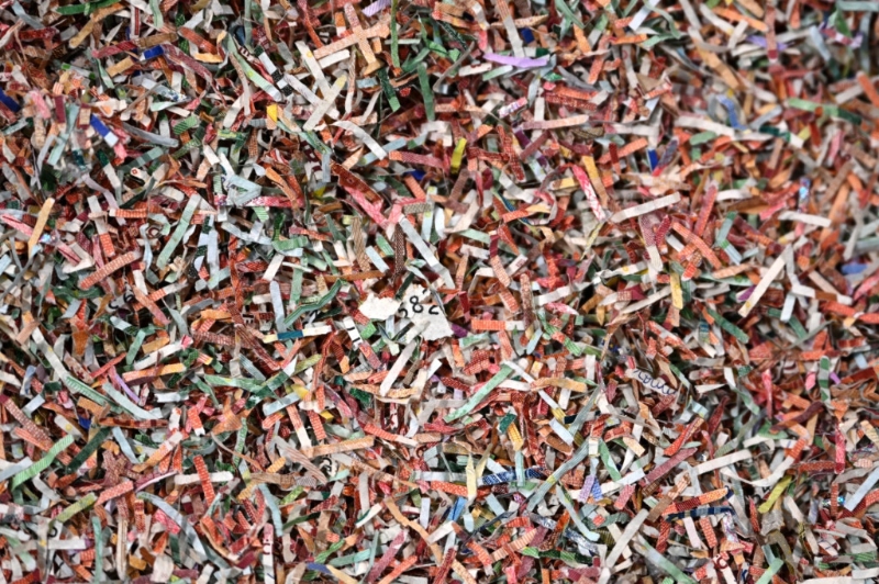 《Art Basel香港2023》Carlos Aires撕碎歐羅紙幣制成的裝置作品《Like Tears In the Rain》（EN10）