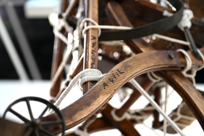 《Art Basel香港2023》沈心怡將現(xiàn)實(shí)荒謬擺埋一齊的個(gè)人項(xiàng)目《第一把椅子》（3D37）