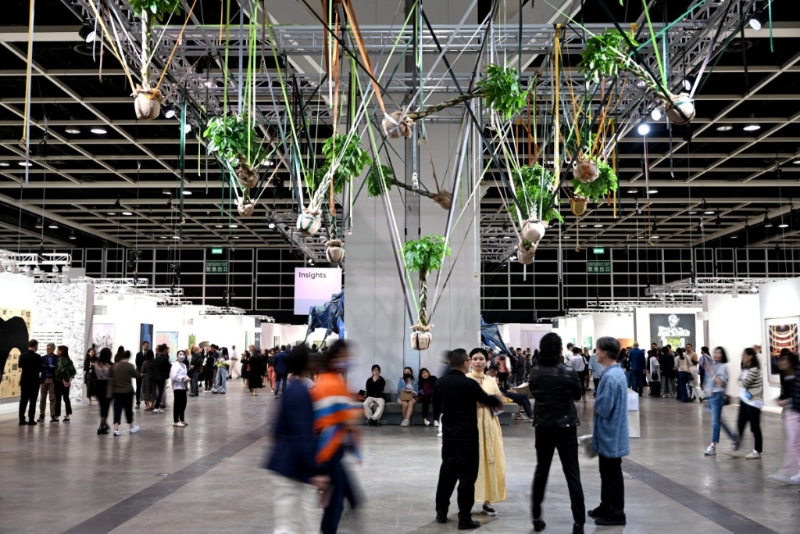 《Art Basel香港2023》楊沛鏗的《屋檐下的擁抱先生》（EN1）