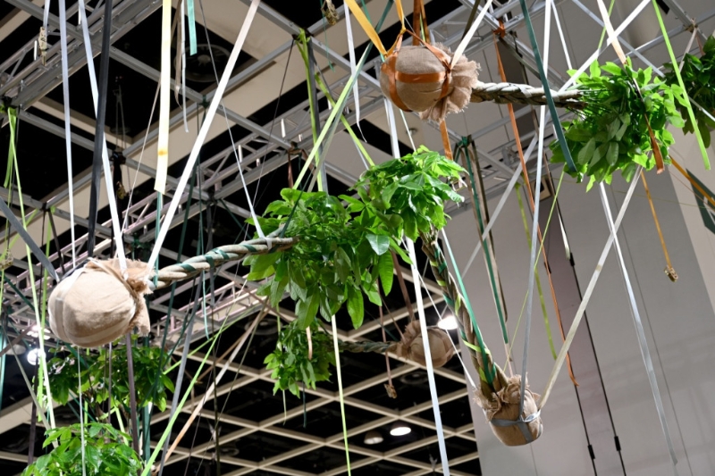 《Art Basel香港2023》楊沛鏗的《屋檐下的擁抱先生》（EN1）