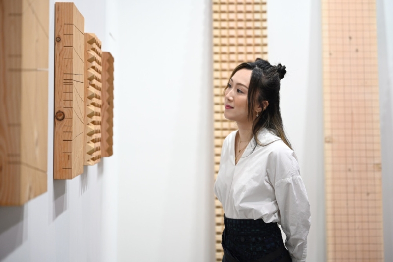 《Art Basel香港2023》藝?yán)葎?chuàng)辦人馮榕榕（13aNewStreet）：「藝術(shù)家小清水漸最喜歡用不同琢磨手法，去渲染木本身的本質(zhì)。」