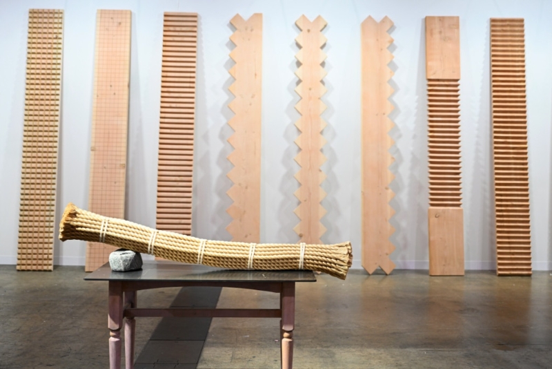 《Art Basel香港2023》藝?yán)葎?chuàng)辦人馮榕榕（13aNewStreet）：「其實(shí)是很有來頭的藝術(shù)作品，因?yàn)檫@作品總共二十條木有三組系列，一個(gè)正在英國Tate Modern展出、另一個(gè)在米蘭的博物館，所以都是博物館級的藝術(shù)品！」