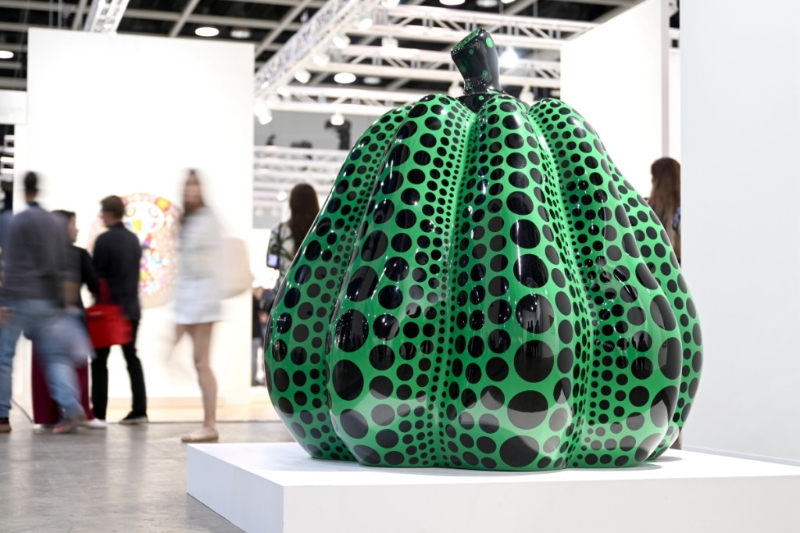 《Art Basel香港2023》現(xiàn)場便擺放了草間彌生標(biāo)志性的大南瓜雕塑品及多幅畫作
