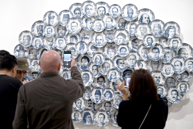 《Art Basel香港2023》人人舉機(jī)拍照