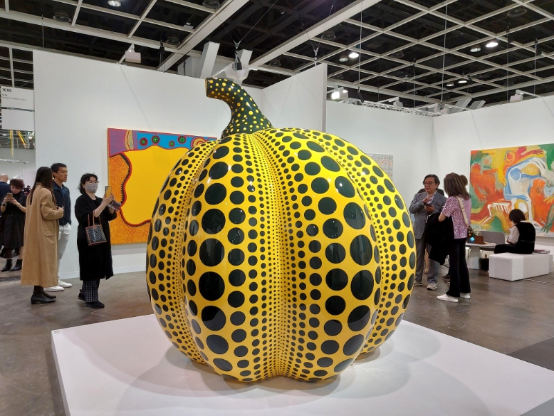 現(xiàn)場擺放了草間彌生標(biāo)志性的大南瓜雕塑品。