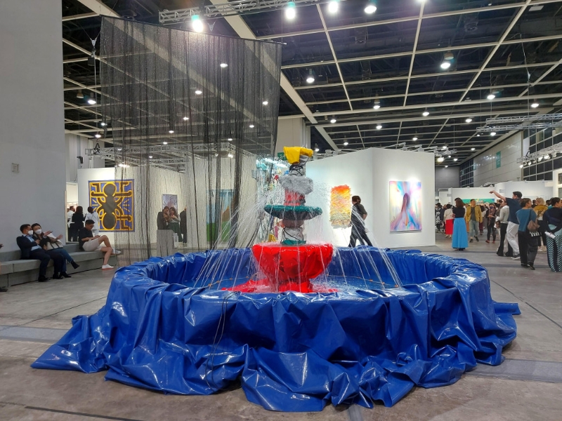 娜布其的裝置作品《噴泉：夜晚花園》。