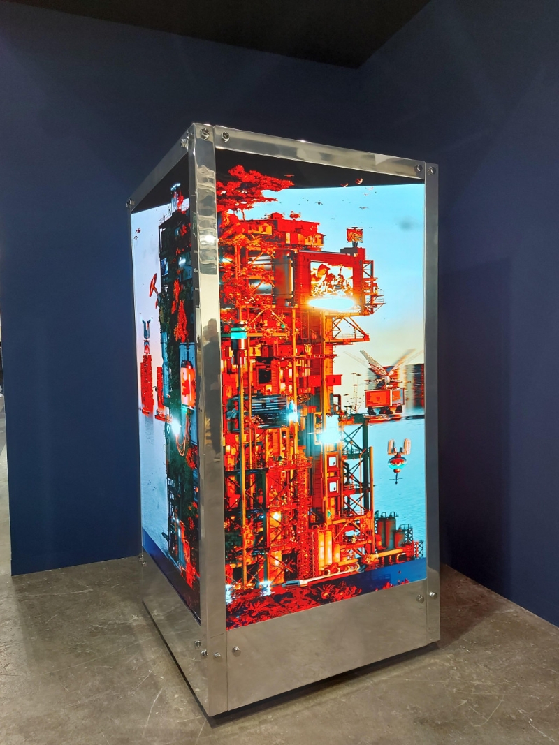 知名數(shù)碼藝術(shù)家Beeple為展會帶來其全新數(shù)碼動態(tài)作品《S.2122》。