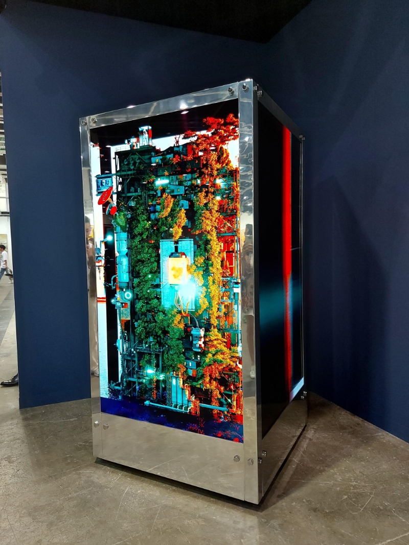 知名數(shù)碼藝術(shù)家Beeple為展會帶來其全新數(shù)碼動態(tài)作品《S.2122》。