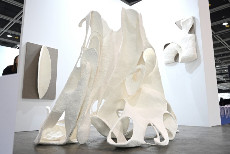 《Art Central 2023》霍云《當(dāng)記憶蛻變成你想象中的模樣》（P3）從蛹變蝴蝶的變化，它的花紋能從這個(gè)空間上的線條穿插立體上看出來