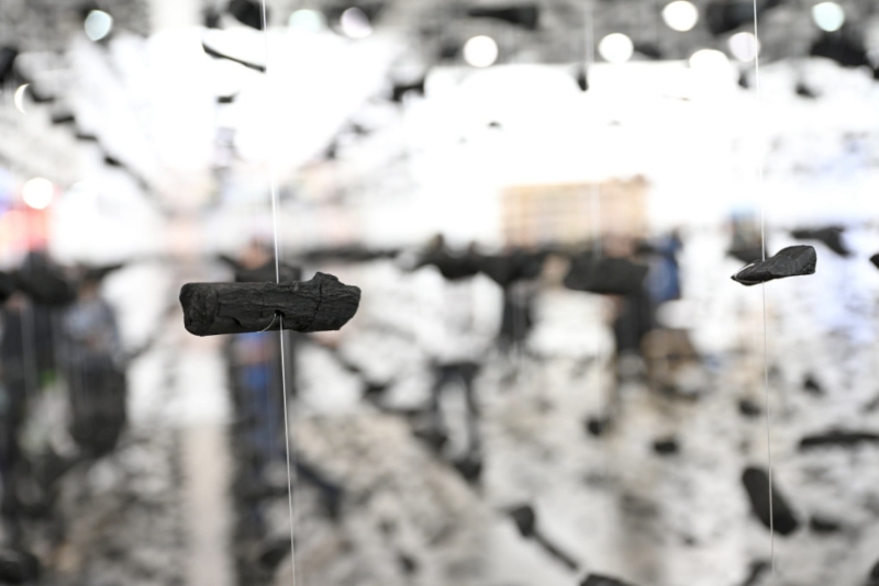 《Art Central 2023》韓國藝術(shù)家樸善基《聚合-空間2023》（P1）以懸浮木炭創(chuàng)作