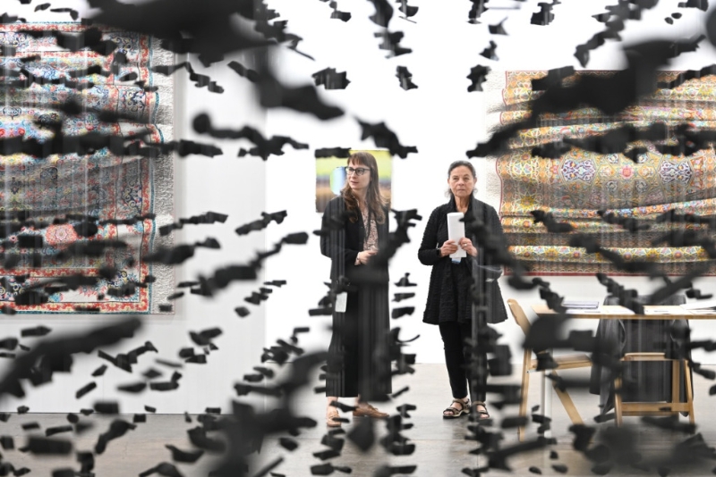 《Art Central 2023》韓國藝術(shù)家樸善基《聚合-空間2023》（P1）看似雜亂的漂浮黑色焦炭中，找找哪個(gè)角度能睇到幾何透視