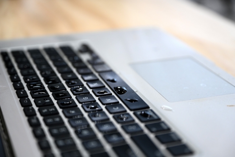 《Art Central 2023》香港藝術(shù)家黃慧瑩《次要?jiǎng)?chuàng)傷小調(diào)前奏曲》（P2），水管漏水，滴濕電腦，虛構(gòu)左呢個(gè)狹窄嘅生活場景，隱喻香港生活嘅壓抑