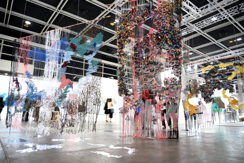 《Art Central 2023》南非約翰內(nèi)斯堡的藝術(shù)家Bev Butkow《反思的連接》（P4）