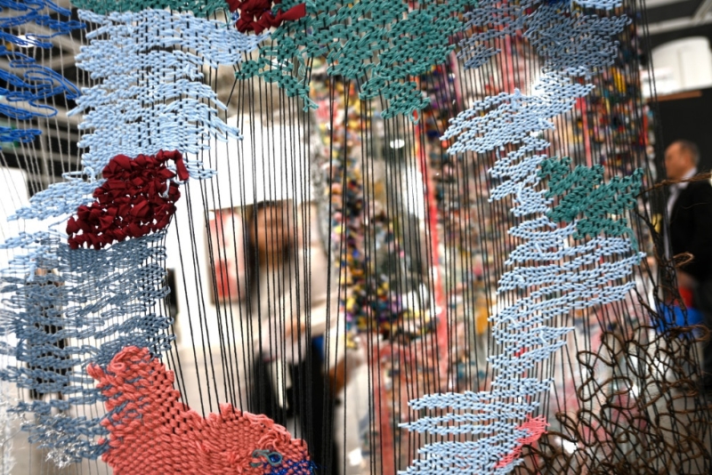 《Art Central 2023《Art Central 2023》南非約翰內(nèi)斯堡的藝術(shù)家Bev Butkow《反思的連接》（P4）使本地廉價(jià)的人工材料在她的裝置中編織起舞