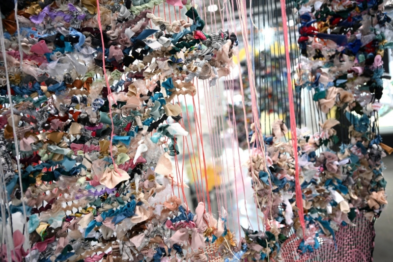 《Art Central 2023《Art Central 2023》南非約翰內(nèi)斯堡的藝術(shù)家Bev Butkow《反思的連接》（P4）使本地廉價(jià)的人工材料在她的裝置中編織起舞