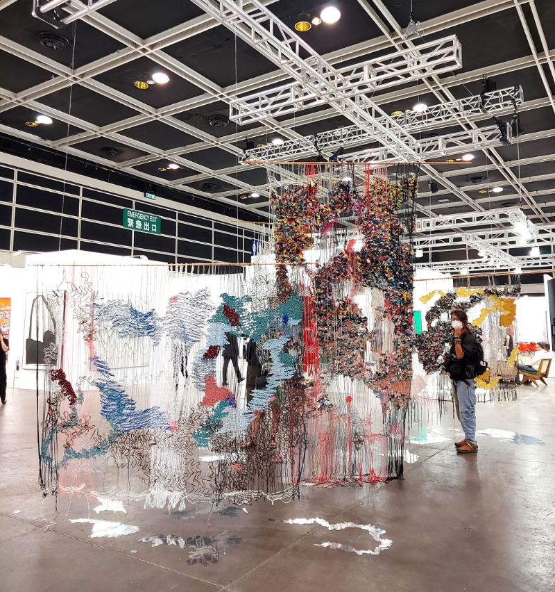 《reflective connections （iteration 1）》（2023）為扎根于約翰內(nèi)斯堡的Bev Butkow作品，以網(wǎng)織物打造而成皂大型裝置藝術(shù)。