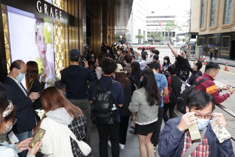 每年都有歌迷都當(dāng)年哥哥自殺的酒店門外獻(xiàn)花，不過今年因未有獲得批準(zhǔn)，所以勸大家不要前往。