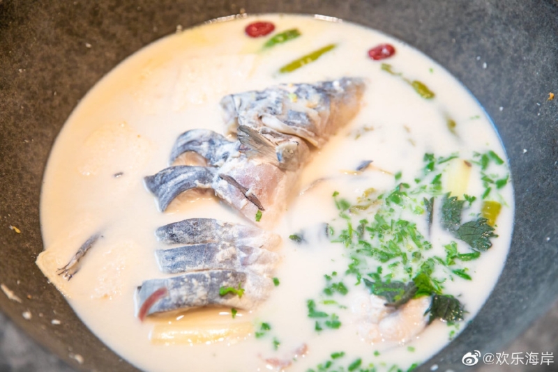 清湯鮮魚(yú)當(dāng)面下鍋，鍋上放上雲(yún)南特色草帽蓋，大約煮5分30秒後便成，建議先喝湯後食魚(yú)。