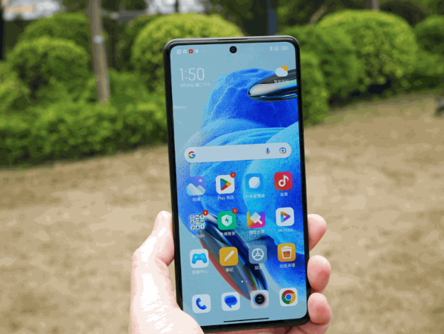 熒幕峰值亮度為900nits不算特別高，但在戶外顯示仍有清晰效果。