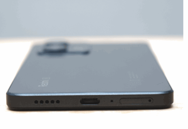 機(jī)身兩側(cè)設(shè)有一對支援Dolby Atmos音效的立體聲喇叭。