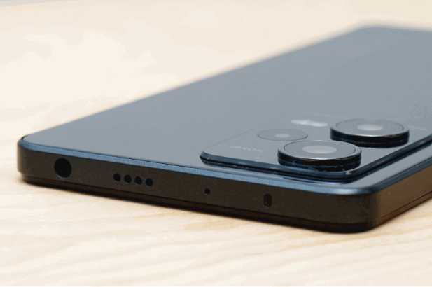 機(jī)側(cè)保留著3.5mm耳機(jī)插口及紅外線埠。