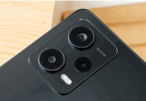 方形鏡框內(nèi)裝有50MP廣角主鏡、8MP超廣角及2MP微距3鏡組合。