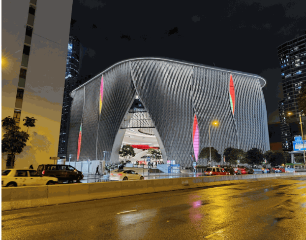 廣角主鏡夜攝成像同樣扎實(shí)，曝光準(zhǔn)確，色彩也如實(shí)還原。