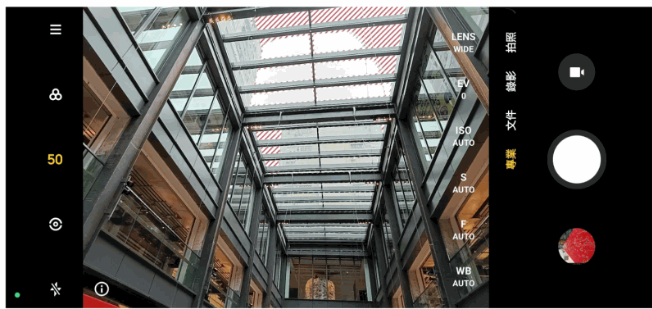 使用專業(yè)模式拍攝時(shí)，除了峰值對焦，亦提供曝光回饋功能，開啟後可通過紅色斜紋顯示高光位的地方。