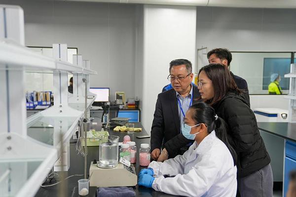 在優(yōu)凱科技，名媒大咖們參觀了該企業(yè)的研發(fā)部、品控部等部門