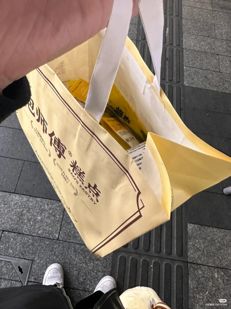 不少港人返深圳購買鮑師傅糕點的出品做手信。（圖片來自小紅書）