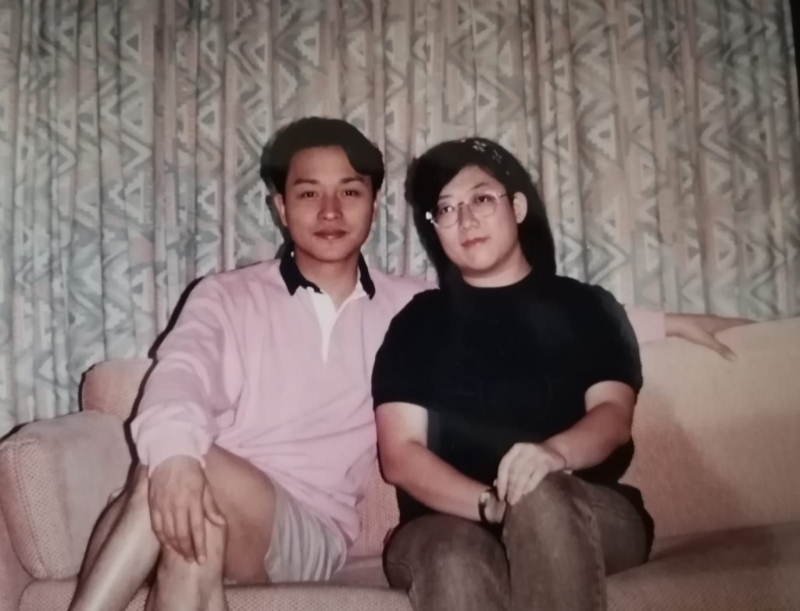 跟忠粉阿Ann合照的哥哥，著短褲仔露出白滑到反光的靚腿。