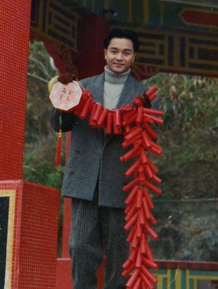 親拍私藏靚相之一，手執(zhí)一串大炮仗嘅哥哥，甜笑望鏡頭，完全冇大明星架子。