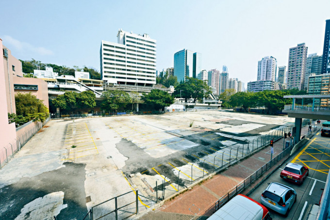 地政總署昨公布旺角巨無霸商業(yè)地落選標價，最低標每呎樓面出價低451元。