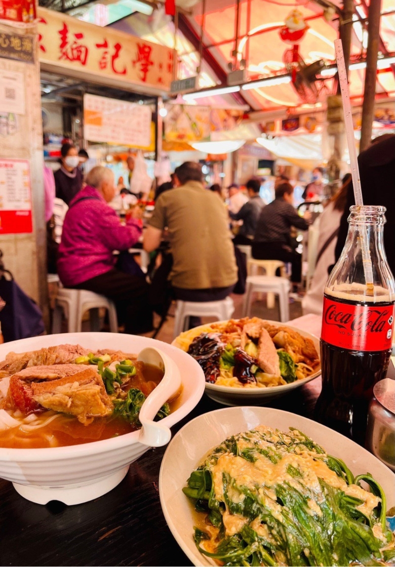 一碗牛腩云吞面，一碟通菜，一瓶汽水，似乎都是食客們的「指定菜式」。