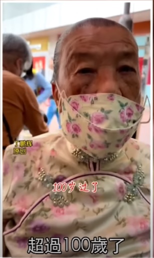 早前一段網(wǎng)上短片，107歲的《事頭婆》蓮婆婆表現(xiàn)相當(dāng)精靈，遂于網(wǎng)上引起話題。