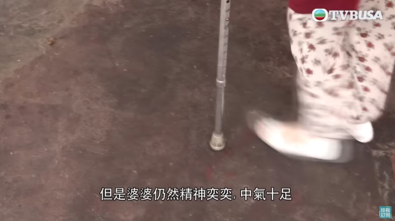 蓮婆婆行動雖要扶著柺杖，但工作仍親力親為。 （圖：東張西望） 