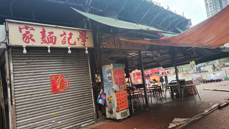 學(xué)記面家也拉起鐵閘，貼出紅紙告知街坊將會暫時(shí)休業(yè)。 （圖：Facebook@Edmond Lee）