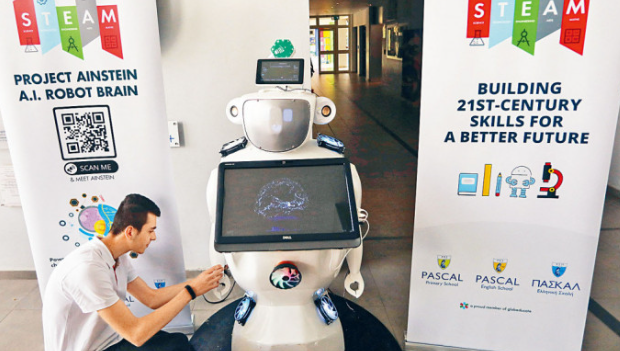 一名正在操控ChatGPT機器人的學(xué)生 一名正在操控ChatGPT機器人的學(xué)生