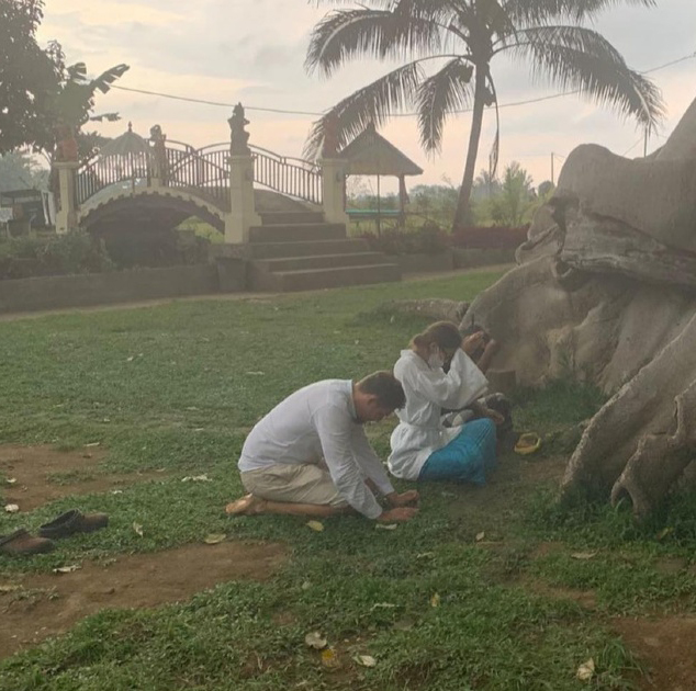 女網(wǎng)紅Alina Yoga親自前往聖樹下跪懺悔。 IG