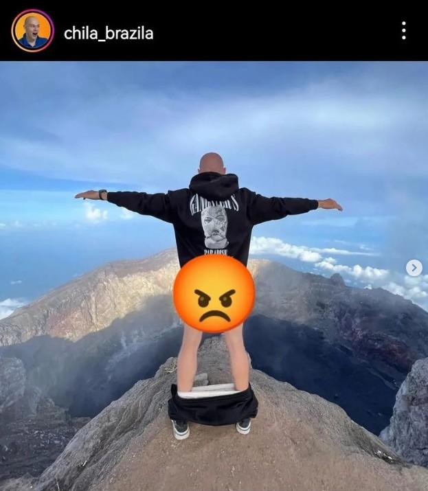 尤里當(dāng)日前往阿貢火山觀光，期間竟脫下褲子露股拍照。＠chila_brazila IG