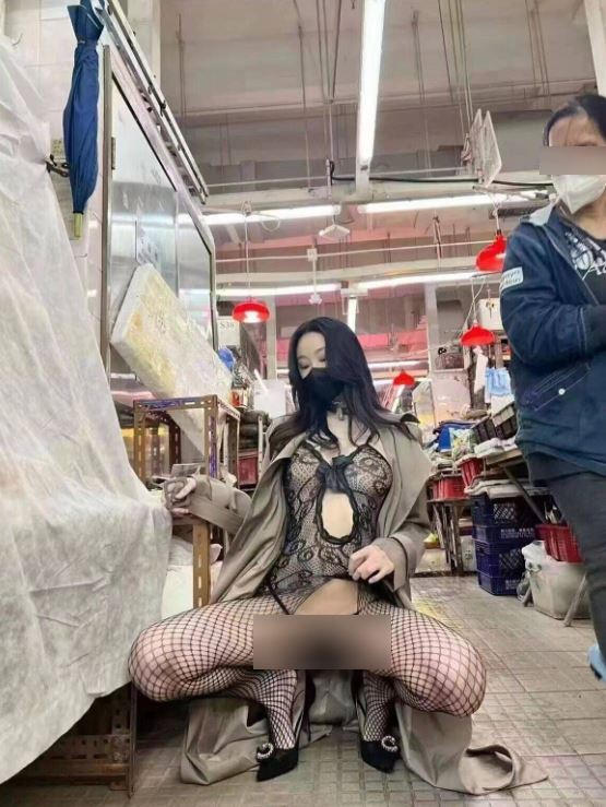 中年婦女側(cè)目