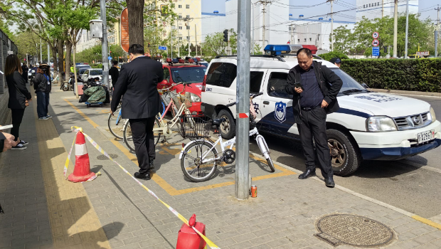 多輛警車在醫(yī)院門外戒備