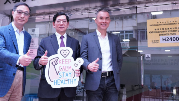 考評(píng)局主席容永祺(中)、秘書(shū)長(zhǎng)魏向東(左)與公開(kāi)考試總監(jiān)麥勁生(右)