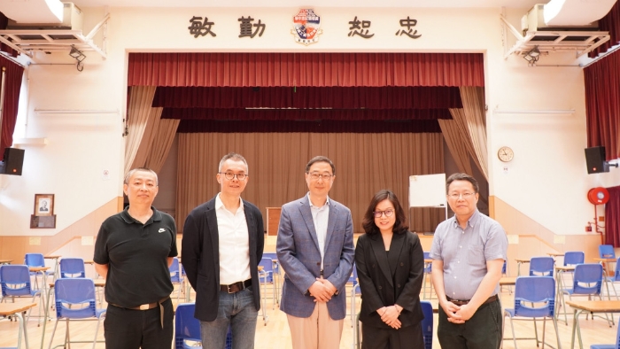 魏向東(中)及麥勁生(左二)到訪香港四邑商工總會(huì)黃棣珊紀(jì)念中學(xué)，向趙麗雅校長(zhǎng)(右二)等了解學(xué)校開(kāi)考準(zhǔn)備