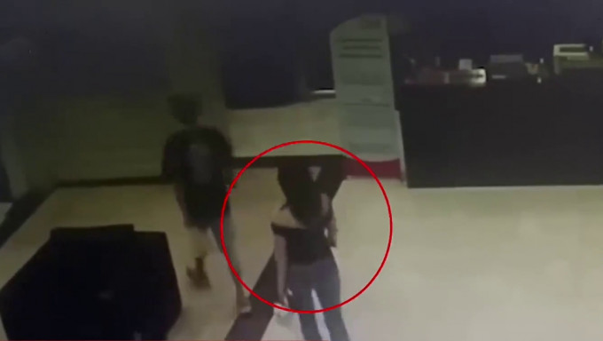 中國一名女游客（紅圈）泰國結(jié)識陌生男遭騙至公寓勒索