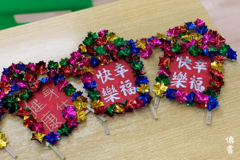 迷你版?zhèn)鹘y(tǒng)喜慶花牌配上祝福語(yǔ)，做賀?；蚣揖訑[設(shè)均可。