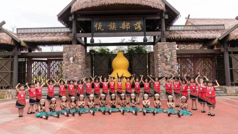 飛越彩虹民族童聲合唱團(tuán)曾到各地演出，宣揚(yáng)少數(shù)民族文化